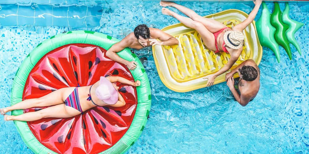 Amigos felices divirtiéndose en la piscina de Reunion Florida